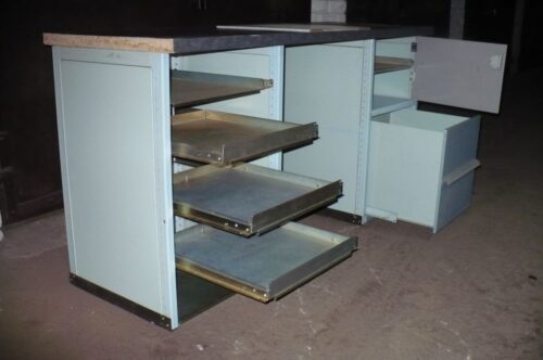 Parduodu šaltkalvio stalus su spintelėmis