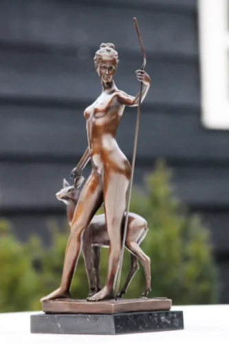 Bronzinė statula Diana, Medžioklės deivė